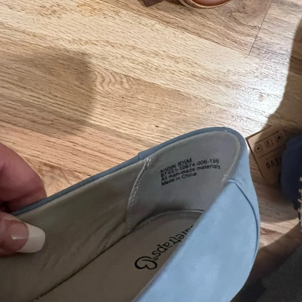 New flats nice blue color and very soft - Picture 3 of 3